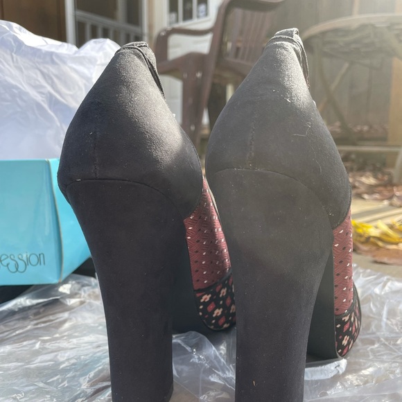 NWT Sole Obsession Ankle Buckle Burg/Black Textile Virgo Close Toe Heal Size 8 - Picture 6 of 16